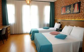 El Gusto Hotel